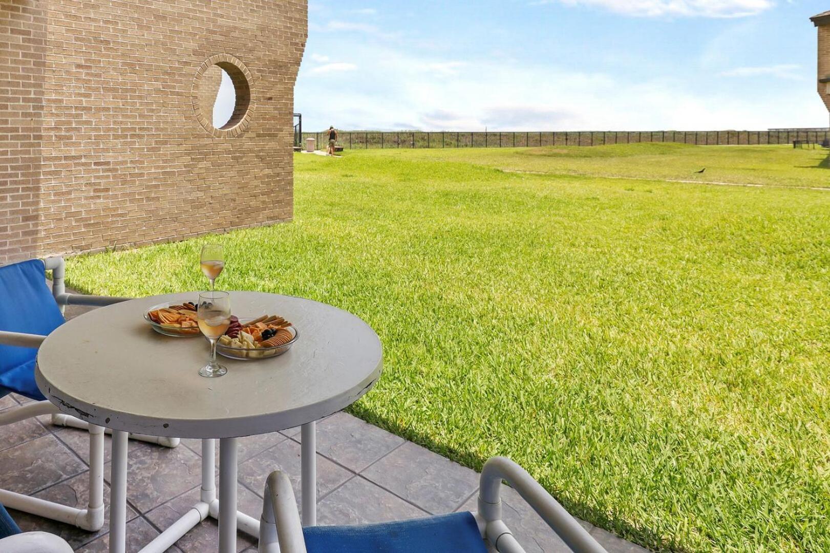 Ground Floor Beachfront Beauty! Steps To The Beach And Pool South Padre Island Habitación foto