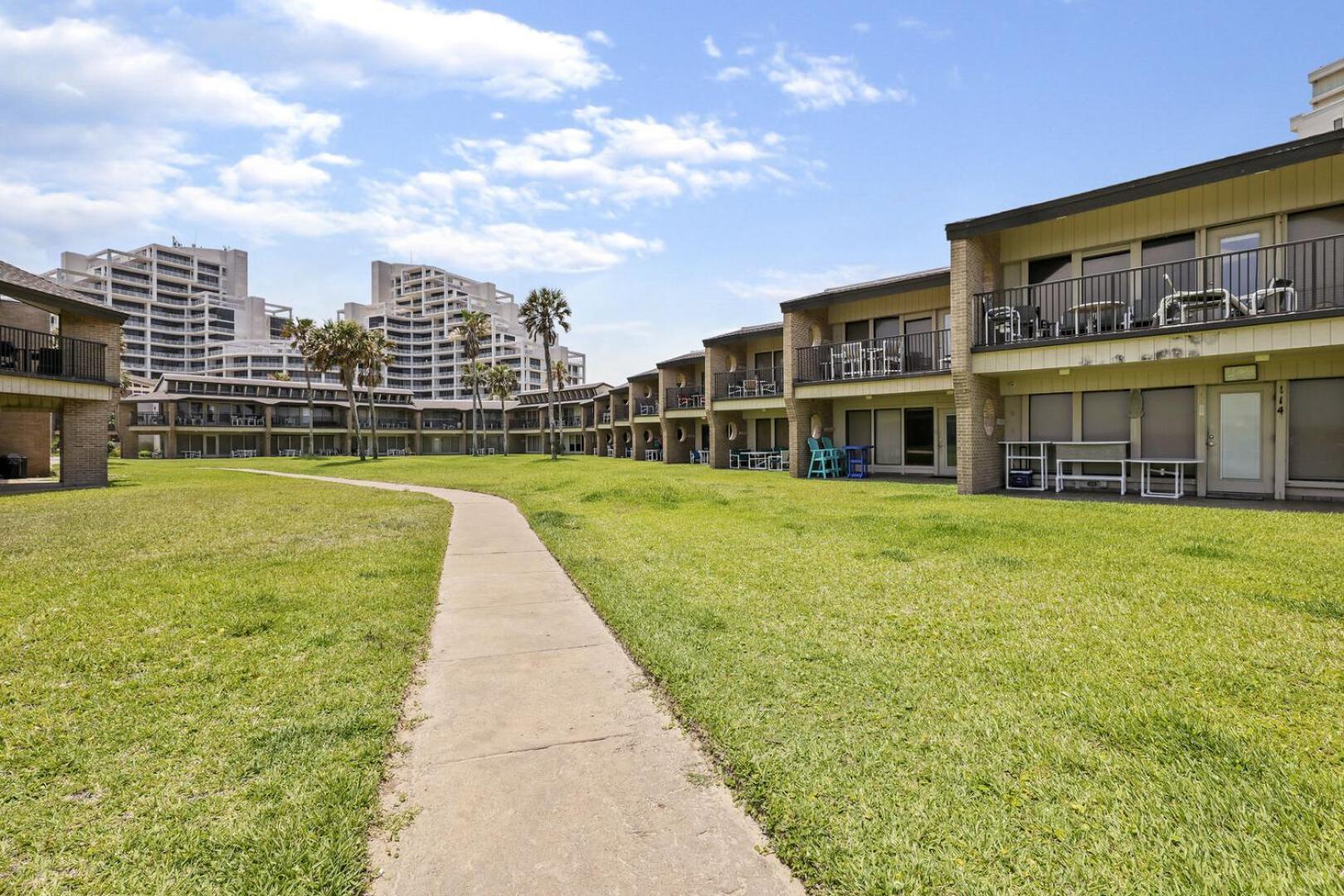 Ground Floor Beachfront Beauty! Steps To The Beach And Pool South Padre Island Habitación foto